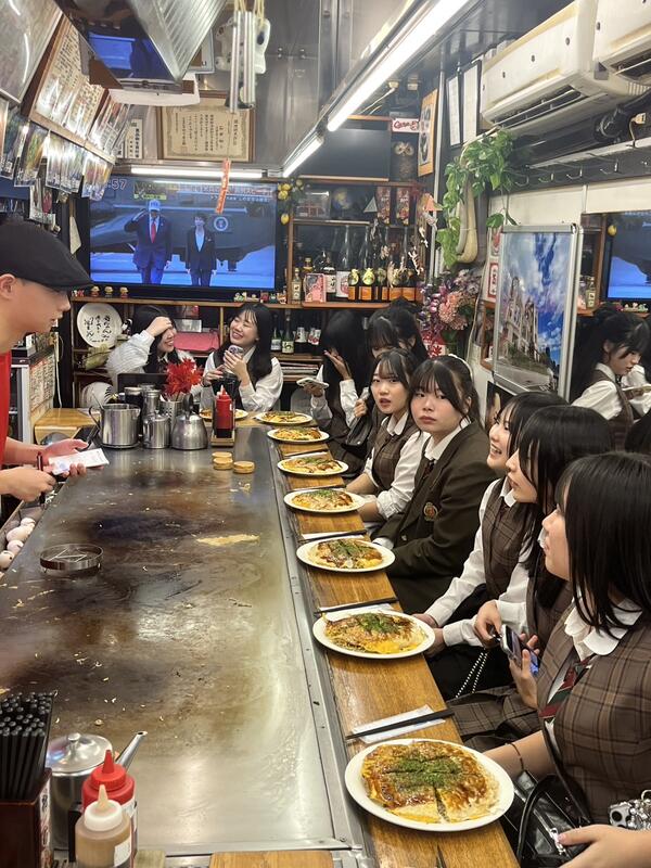 1日目夕食　お好み焼きを食べる様子