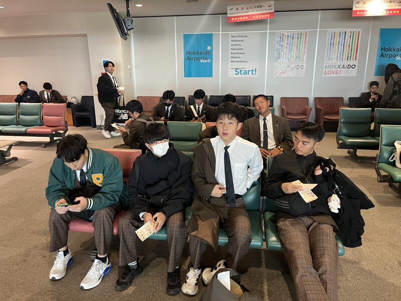 1日目の旅の始まりにわくわくしながら飛行機を待つ生徒たちの様子