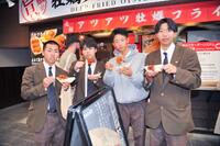 宮島の牡蠣屋の前にて